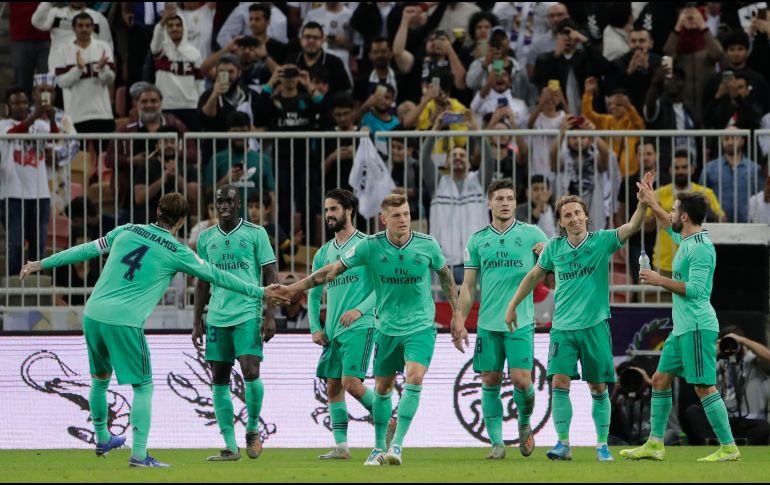 Luka Modric (2d) celebra con sus compañeros luego de anotar al minuto 65 del partido. AP/A. Nabil
