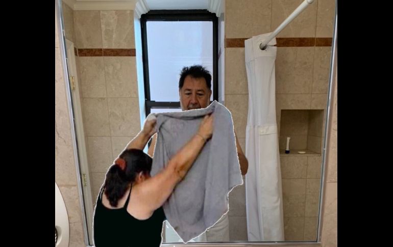 Fernández Noroña sube foto en toalla y desata 