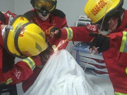 Bomberos utilizaron herramienta para recortar parte de lo que era la sierra cinta. ESPECIAL