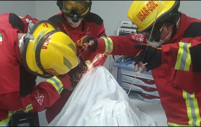 Bomberos utilizaron herramienta para recortar parte de lo que era la sierra cinta. ESPECIAL