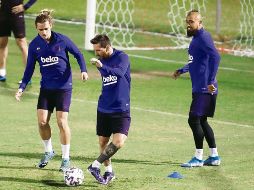 CALIDAD. Antoine Griezmann, Lionel Messi y Arturo Vidal encabezaron el entrenamiento de los culés ayer en territorio árabe. EFE