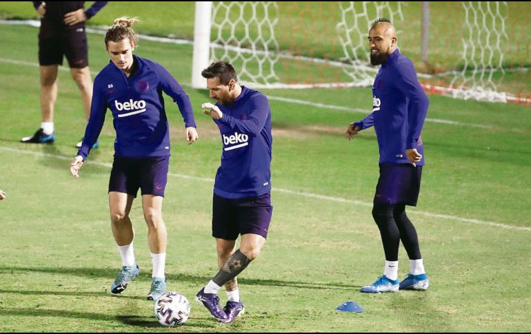 CALIDAD. Antoine Griezmann, Lionel Messi y Arturo Vidal encabezaron el entrenamiento de los culés ayer en territorio árabe. EFE