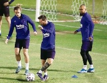 CALIDAD. Antoine Griezmann, Lionel Messi y Arturo Vidal encabezaron el entrenamiento de los culés ayer en territorio árabe. EFE