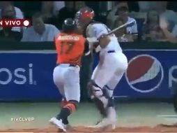 El pitcher de Caribes, Ángel Nesbit lanzó la bola al cuerpo de Romero que de inmediato cobró venganza al golpear con su bat a Lino, provocando que las bancas de ambos equipos se vaciaran. TWITTER