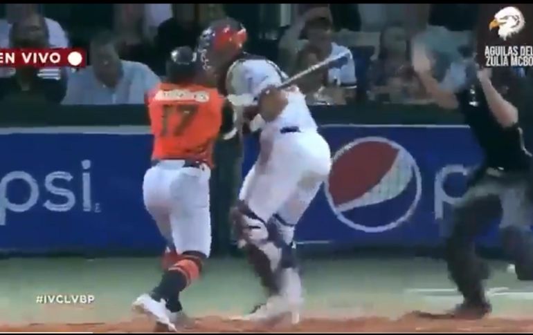 El pitcher de Caribes, Ángel Nesbit lanzó la bola al cuerpo de Romero que de inmediato cobró venganza al golpear con su bat a Lino, provocando que las bancas de ambos equipos se vaciaran. TWITTER