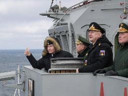 Putin también se reunió con oficiales del buque Mariscal Ustinov, que es parte de la Flotilla Norteña basada en el puerto ártico de Severomorsk. EFE / A. Druzhinin