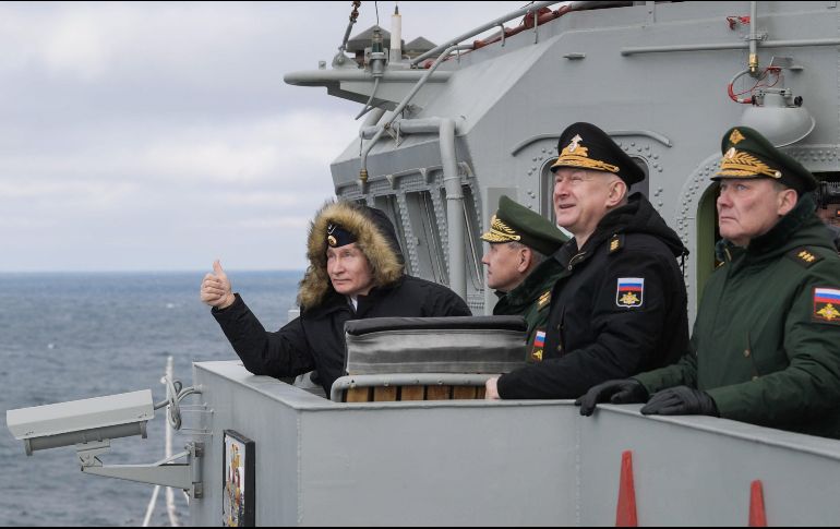 Putin también se reunió con oficiales del buque Mariscal Ustinov, que es parte de la Flotilla Norteña basada en el puerto ártico de Severomorsk. EFE / A. Druzhinin