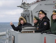 Putin también se reunió con oficiales del buque Mariscal Ustinov, que es parte de la Flotilla Norteña basada en el puerto ártico de Severomorsk. EFE / A. Druzhinin