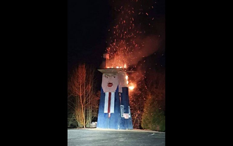 Así ardió la figura de ocho metros de altura. AP/Municipio de Moravce