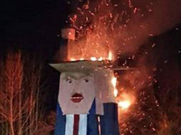 Queman estatua de Donald Trump en Eslovenia