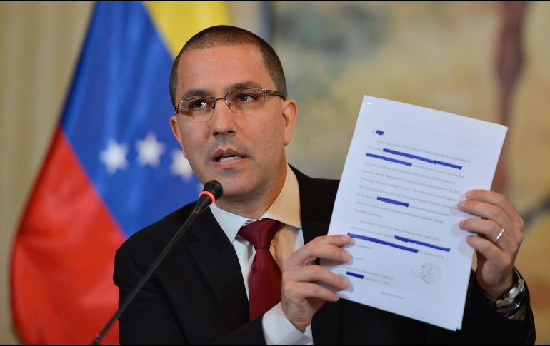 Jorge Arreaza muestra un supuesto documento de EU que instaba a intervenir en las elecciones del Parlamento. AP/M. Delacroix