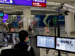 Autoridades de Hong Kong  han reforazado el control de pasajeros que llegan de China continental para detectar si tienen síntomas de la enfermedad. AP/ARCHIVO
