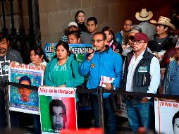 Familiares de los estudiantes tras la reunión con el Presidente. Se esperan los resultados de pruebas genéticas de restos óseos que son analizados en México y  Austria. AFP/A. Estrella
