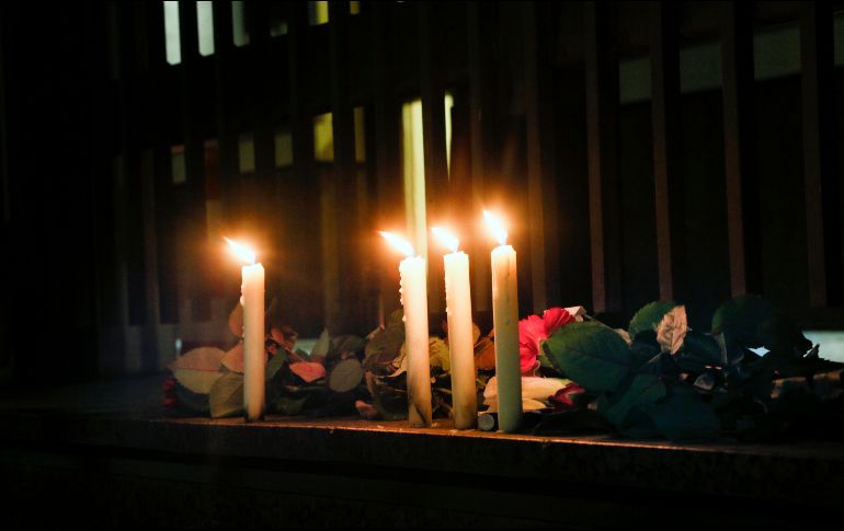 Flores y velas adornan la zona donde ocurrió el accidente aéreo, que cobró la vida de 179 pasajeros que viajaban de Teherán a Kiev. AP/E. Lukatsky