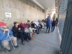 Personas de la tercera edad acuden a la sede del Gobierno Federal en el Estado a buscar completar el trámite para recibir su pensión. EL INFORMADOR / E. Barrera