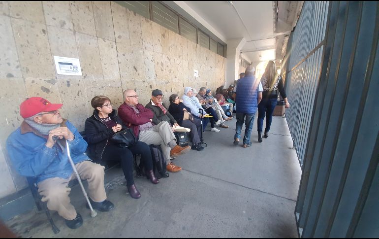 Personas de la tercera edad acuden a la sede del Gobierno Federal en el Estado a buscar completar el trámite para recibir su pensión. EL INFORMADOR / E. Barrera