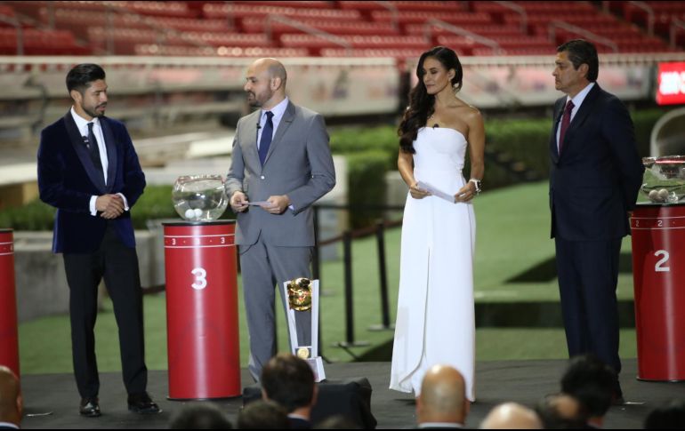 En el sorteo estuvieron presentes el jugador de Chivas, Oribe Peralta, y el técnico Luis Fernando Tena. IMAGO7 / F. Meza