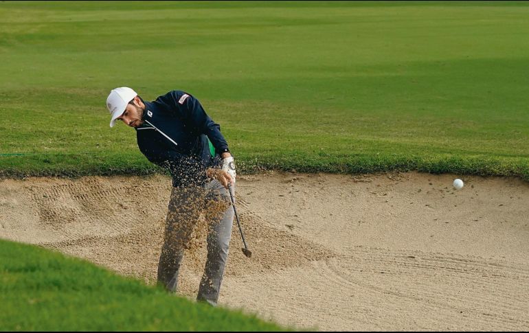 Sony open. Abraham realiza un tiro para salir de una trampa de arena en el hoyo 16. AP