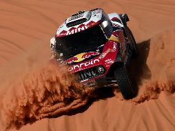 Al volante de su Mini, el francés entró en meta delante de su compañero Carlos Sainz y del campeón de la última edición Nasser Al-Attiyah (Toyota). AFP / F. Fife