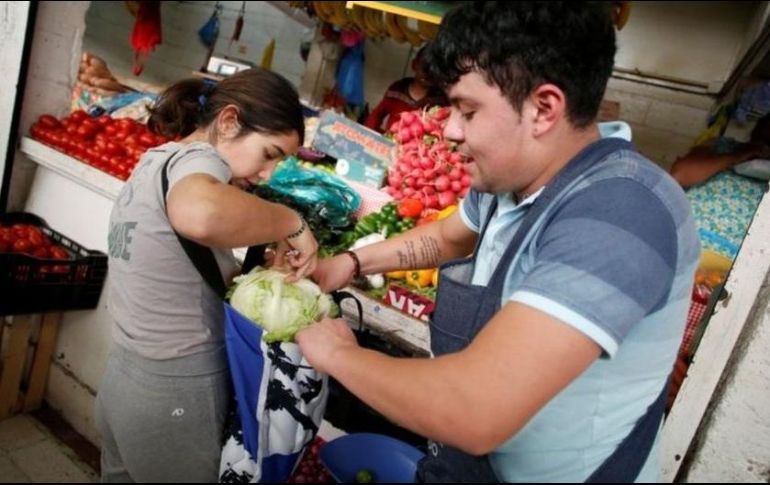 El gobierno de Ciudad de México busca que los consumidores lleven sus propias bolsas reutilizables para hacer sus compras. REUTERS