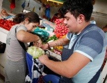 El gobierno de Ciudad de México busca que los consumidores lleven sus propias bolsas reutilizables para hacer sus compras. REUTERS