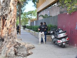 Policías resguardan el colegio Cervantes en donde ocurrió un tiroteo en el cual un niño de once años dejó a una maestra y otro menor sin vida, así como a cinco pequeños más y un maestro del plantel heridos. NTX / E. Ramírez