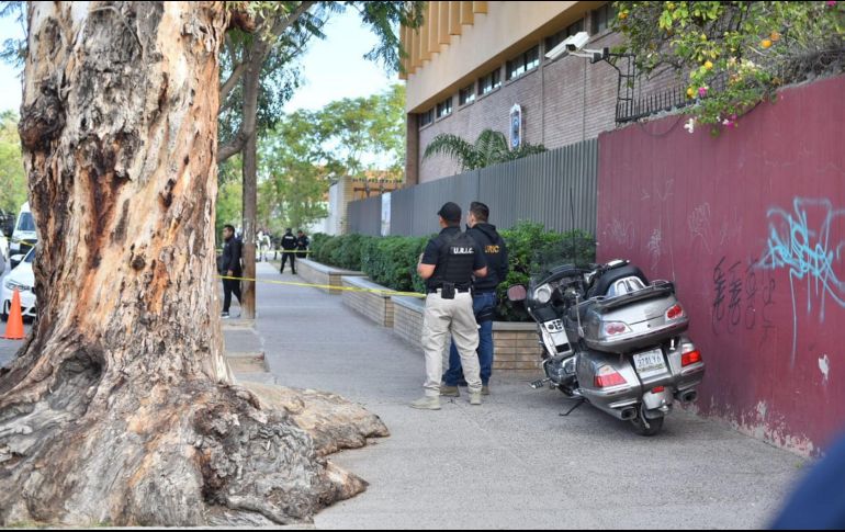 Policías resguardan el colegio Cervantes en donde ocurrió un tiroteo en el cual un niño de once años dejó a una maestra y otro menor sin vida, así como a cinco pequeños más y un maestro del plantel heridos. NTX / E. Ramírez