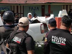 Peritos forenses laboran en la zona de Faja de Oro, municipio de Cacahoatán. EFE/FGJCH