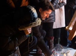 La noche del jueves, Trudeau participó en una vigilia frente al Parlamento de Canadá para recordar a los 63 canadienses que perecieron en el accidente. AP/A. Wyld