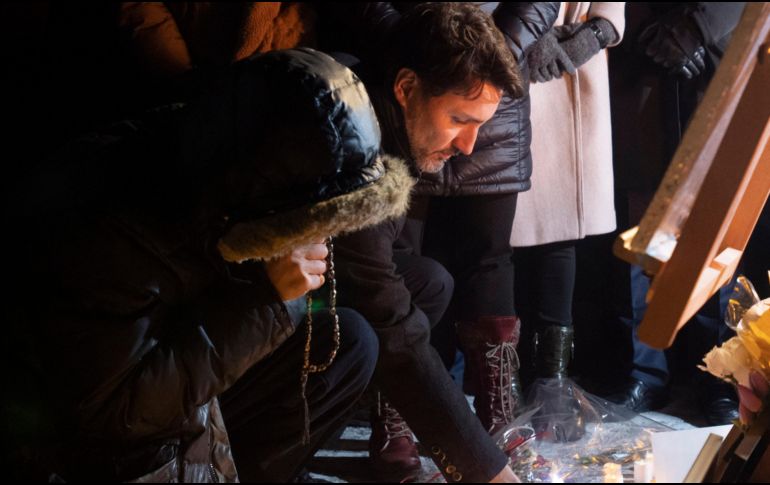 La noche del jueves, Trudeau participó en una vigilia frente al Parlamento de Canadá para recordar a los 63 canadienses que perecieron en el accidente. AP/A. Wyld