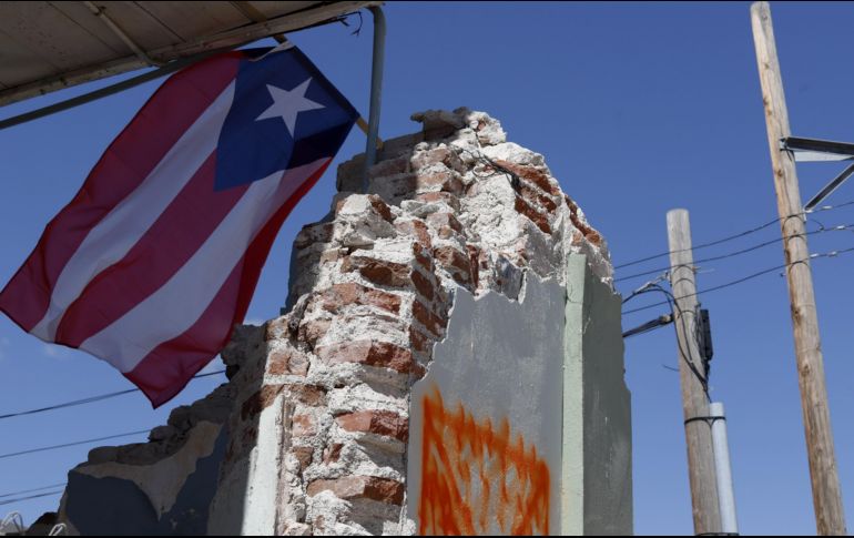 Vista de la pared de una casa derrumbada por el terremoto registrado el pasado martes en el municipio de Guanica, Puerto Rico. EFE/T. Llorca