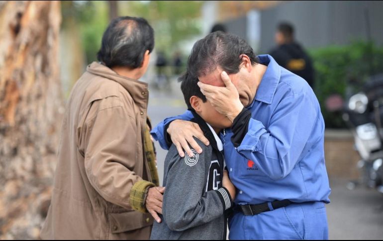 Tras enterarse del tiroteo que ocurrió en el interior del colegio Cervantes, de Torreón, padres de familia acudieron al punto para reencontrarse con sus hijos. NOTIMEX/E. Ramírez