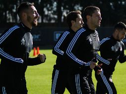 El refuerzo Ignacio Jeraldino (#29) con el capitán Martín Nervo (#2), y los también recién llegados José Abella y Luciano Acosta (#10), en la práctica. IMAGO7