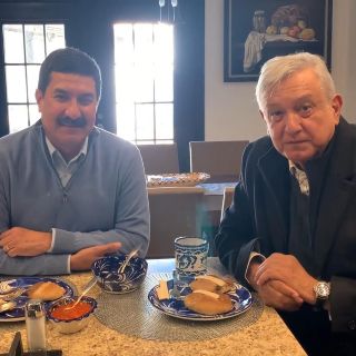 López Obrador y Corral comparten el pan y la sal; presumen amistad