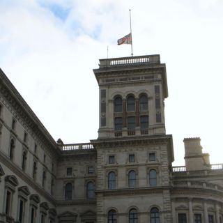 Detienen brevemente al embajador de Reino Unido en Irán