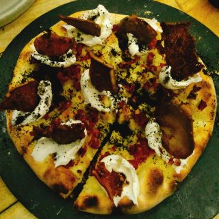 Pizza moderna con toque rupestre