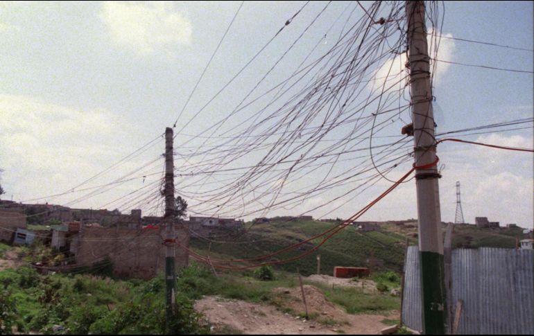 Pese a ser un delito que se castiga con pena de tres a 10 años de prisión y hasta mil días de multa, el robo de electricidad es común en el país. EL INFORMADOR/ARCHIVO