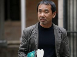Haruki Murakami. El escritor nipón sostiene uno de sus libros más exitosos: “1Q84”. EFE / ARCHIVO