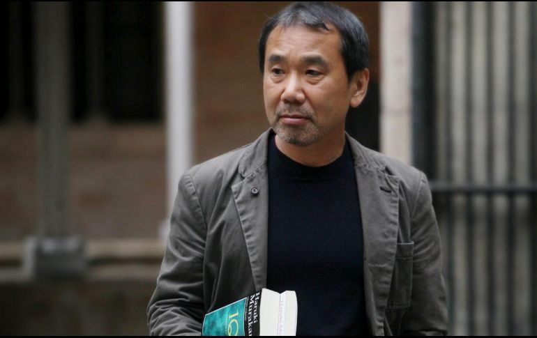 Haruki Murakami. El escritor nipón sostiene uno de sus libros más exitosos: “1Q84”. EFE / ARCHIVO