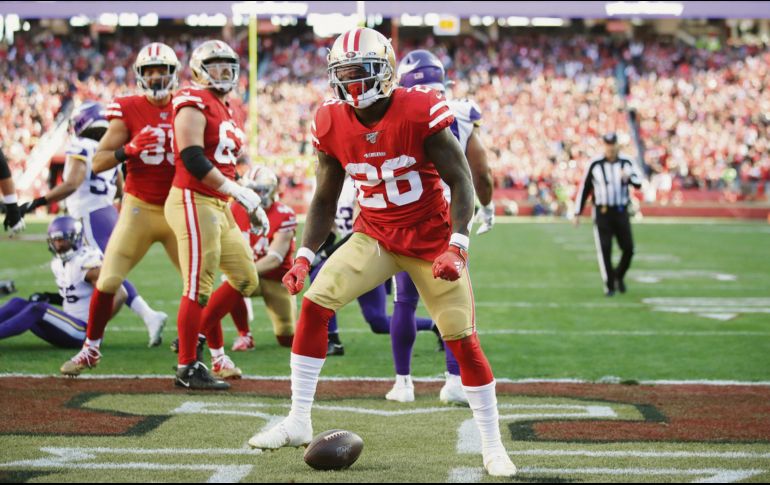 IMPONENTE. Tevin Coleman marcó dos veces. AP/B. Margot