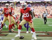 IMPONENTE. Tevin Coleman marcó dos veces. AP/B. Margot