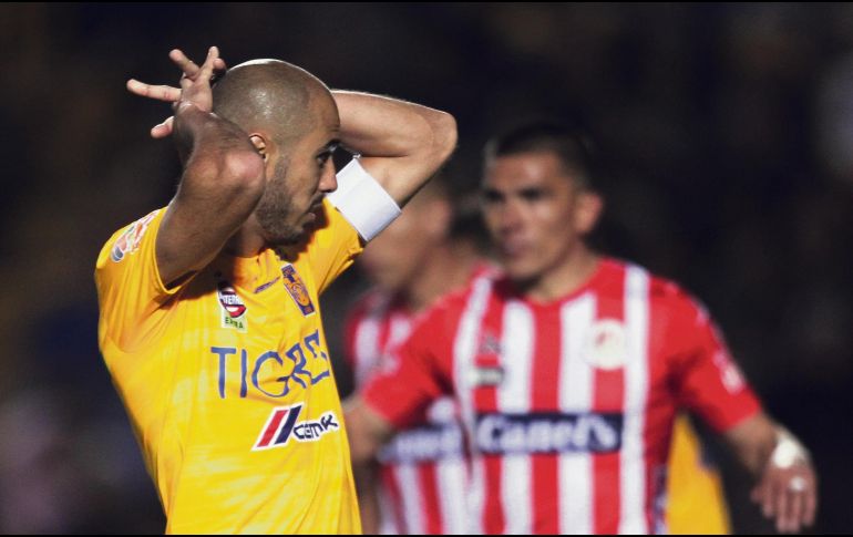INCRÉDULO. El volante de Tigres, Guido Pizarro, se lamenta una oportunidad de gol perdida ante el Atlético de San Luis. IMAGO7