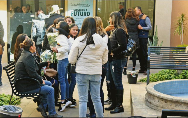 Solidaridad. Alumnos y ex alumnos del Colegio Cervantes acudieron al funeral de la maestra María Assaf Medina, fallecida durante el tiroteo del viernes. SUN