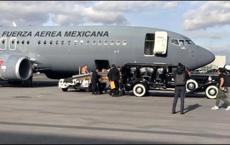 El pasado 8 de octubre, tras una solicitud de la familia de José José, el Presidente López Obrador ordenó enviar un avión de la Fuerza Aérea Mexicana a Miami y traer la mitad de los restos del artista. EFE / ARCHIVO