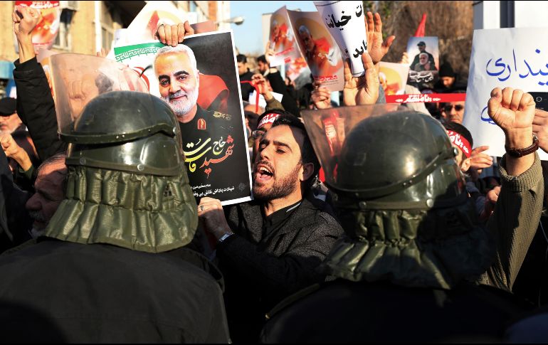 Una protesta frente a la embajada británica en Teherán, luego de la detención  del embajador británico en una vigilia por las víctimas del avión derribado. AP/E. Noroozi