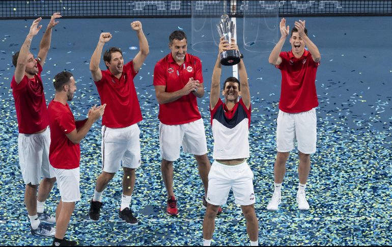 Magnífico. Tras imponerse en juego de singles ante Rafael Nadal, Novak Djokovic apareció en el duelo de dobles para lograr la victoria del título. EFE / C. Golding