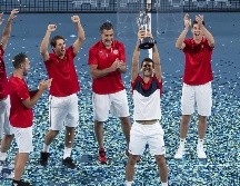 Magnífico. Tras imponerse en juego de singles ante Rafael Nadal, Novak Djokovic apareció en el duelo de dobles para lograr la victoria del título. EFE / C. Golding