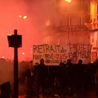 Francia pide detener huelgas tras retiro de cláusula a pensiones