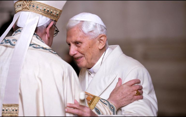 Benedicto XVI (d) rompió  de nuevo el silencio que prometió tras su renuncia al pontificado en febrero de 2013.  EFE/ARCHIVO