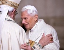 Benedicto XVI (d) rompió  de nuevo el silencio que prometió tras su renuncia al pontificado en febrero de 2013.  EFE/ARCHIVO